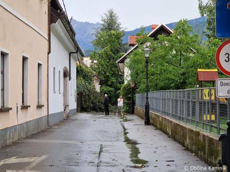 Neurje z vetrom podiralo drevesa in odkrivalo strehe (30)